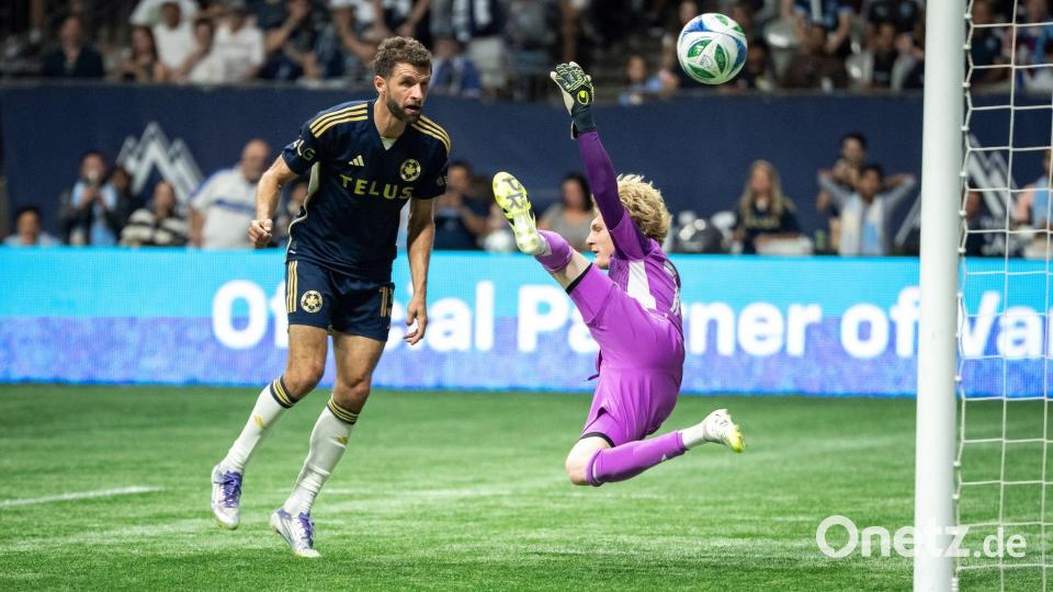 Vancouver Whitecaps - Philadelphia Union - Thomas Müller gegen Union-Keeper Andrew Rick Bild: ETHAN CAIRNS/The Canadian Press/AP/dpa