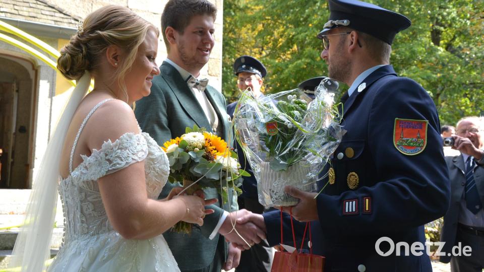 Michaela Hecht und Christian Walter erhielten auch Glückwünsche der Feuerwehr Plößberg zu ihrer kirchlichen Trauung. Bild: jr