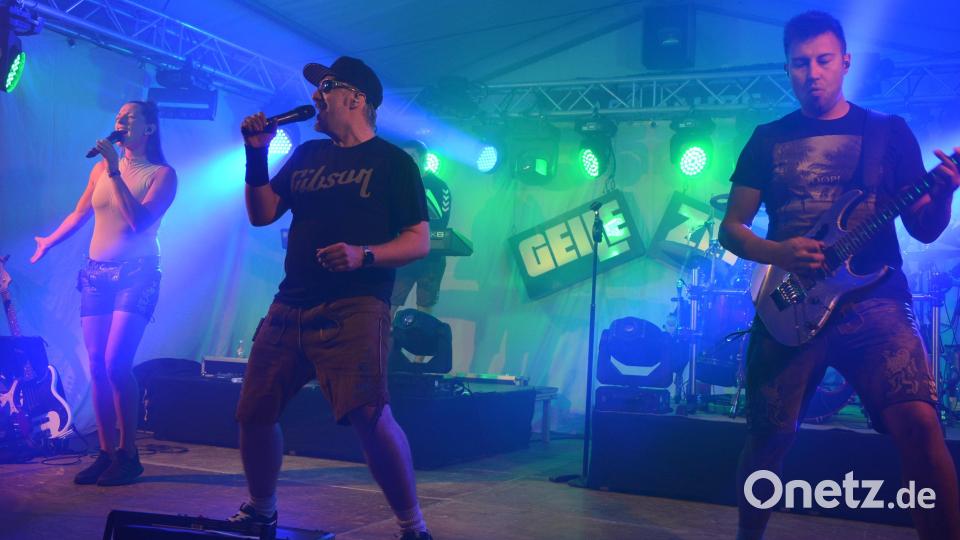 Großen Anteil an der prächtigen Stimmung hatte die bayerische Partyband „Geile Zeit“, die auch schon auf der Cannstatter Wiesn in Stuttgart auftraten. Von Anfang an legten sie ein Stimmungsfeuerwerk, wie es Groschlattengrün schon lange nicht mehr gesehen hat. Bild: jr