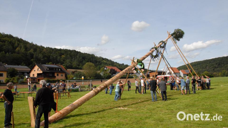 Mit reiner Muskelkraft wurde der Kirchweihbaum in Emhof aufgestellt. Bild: pop