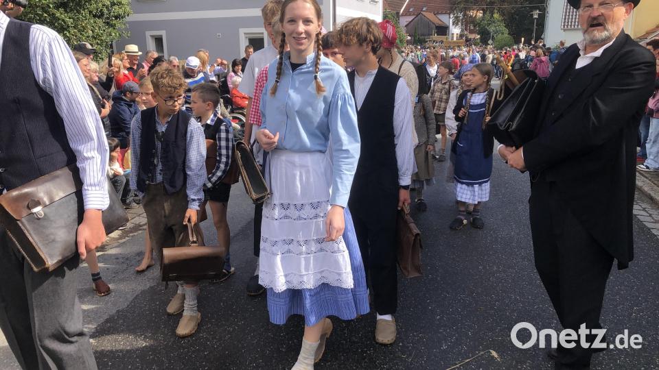 Schüler und Lehrer - wie aus dem Museum. Bild: wro