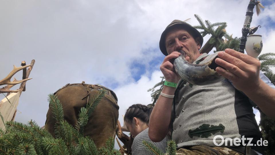 Beim Umzug wurde zur Jagd geblasen. Bild: wro