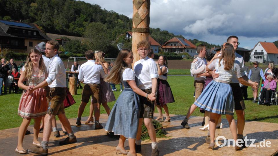 Die sieben Kirwapaare tanzten um den Kirwabaum. Bild: pop