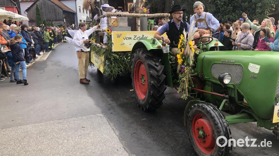 Der Umzug war auch eine Fahrzeugschau mit alten Traktoren, die noch immer ihren Dienst verrichten. Bild: wro
