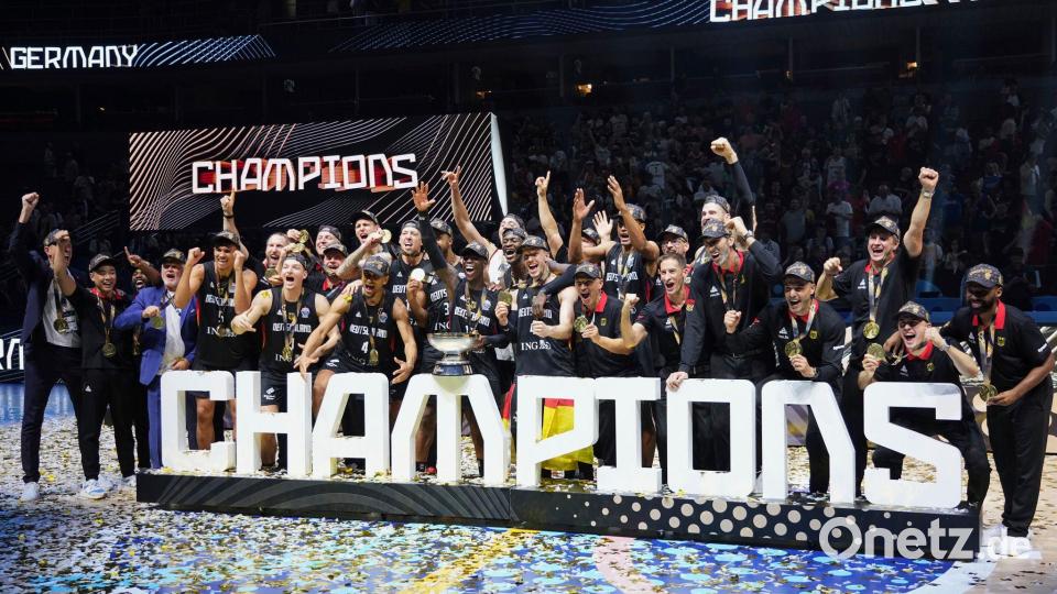 Die deutschen Basketballer feiern den EM-Titel. Bild: Sergei Grits/AP/dpa