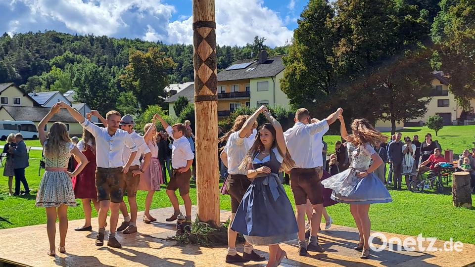 Die sieben Kirwapaare tanzten um den Kirwabaum. Bild: pop