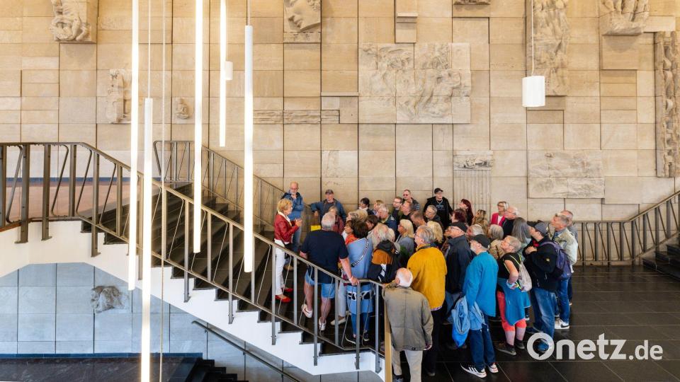 Im Fokus des Tags des offenen Denkmals stand dieses Mal die sogenannte Ostmoderne. Ein prominentes Beispiel für die DDR-Architektur: das Kultur- und Kongresszentrum in Gera. Im Inneren des Betonquaders gilt die Reliefwand „Lied des Lebens“ als Glanzstück der Bildhauerkunst in der DDR. Bild: Michael Reichel/dpa