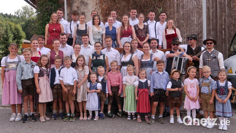 Die Kirwapaare mit den Kinderkirwapaaren. Bild: Heribert Urbanek