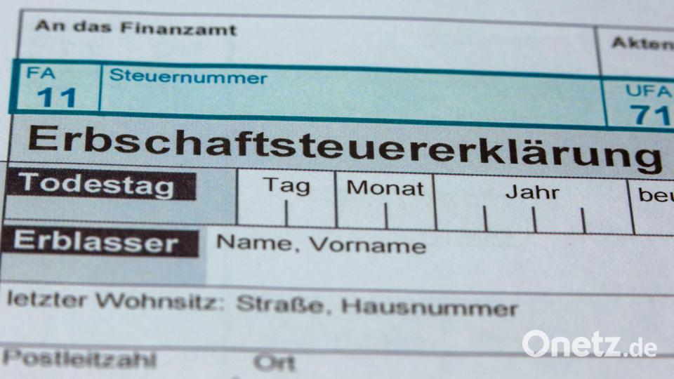Wer erbt oder Vermögen geschenkt bekommt, muss Steuern zahlen - jedenfalls ab einer Freigrenze. (Symbolbild) Bild: Jens Büttner/dpa