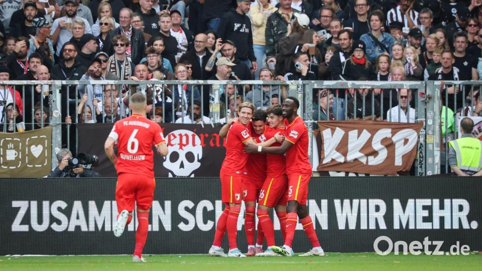 1:0 für Augsburg: Fabian Rieder (M) jubelt am Millerntor. Bild: Christian Charisius/dpa