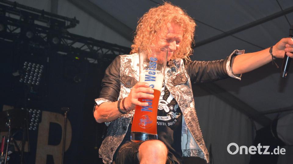 Thomas „Domml“ Wöhrl in seinem Element mit einem überdimensionalen Weißbier. Bild: jr