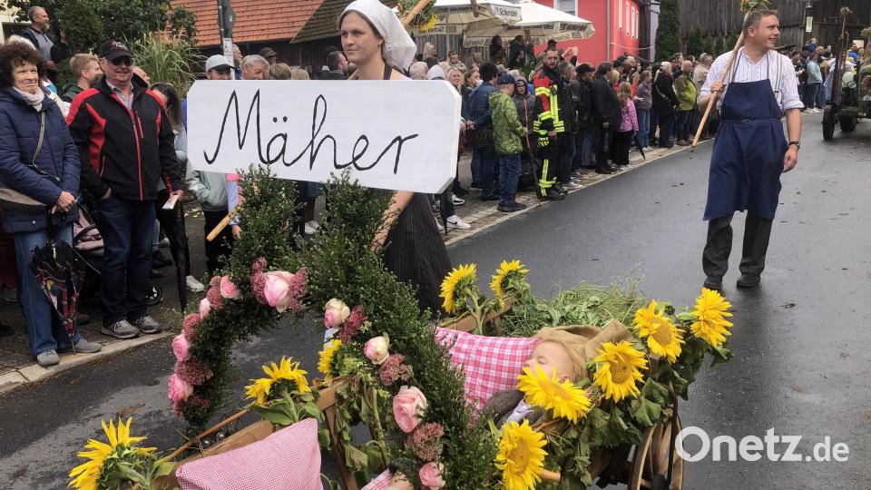 Blumengeschmückt, boten die Wägen ein buntes Bild in den Straßen der Gemeinde Kastl. Bild: wro