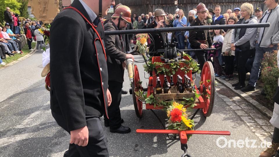 Einer der Hingucker war die Feuerwehr aus Kaibitz, die ihre historische Feuerspritze dabei hatten. Bild: wro