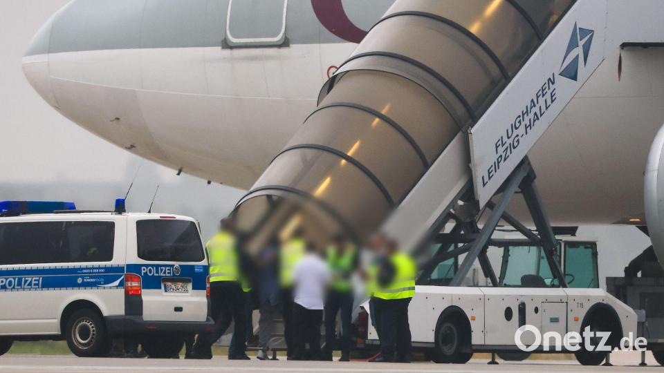 Seit der erneuten Machtübernahme durch die islamistischen Taliban im August 2021 gab es zwei Sammelabschiebungen aus Deutschland, die jeweils von Katar vermittelt wurden. (Archivbild) Bild: Jan Woitas/dpa