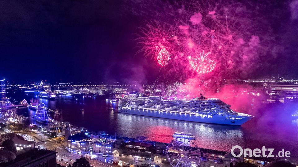 Glitzernde Parade: Kreuzfahrtriese „MSC Preziosa“ bei den Cruise Days auf der Elbe Bild: Bodo Marks/dpa
