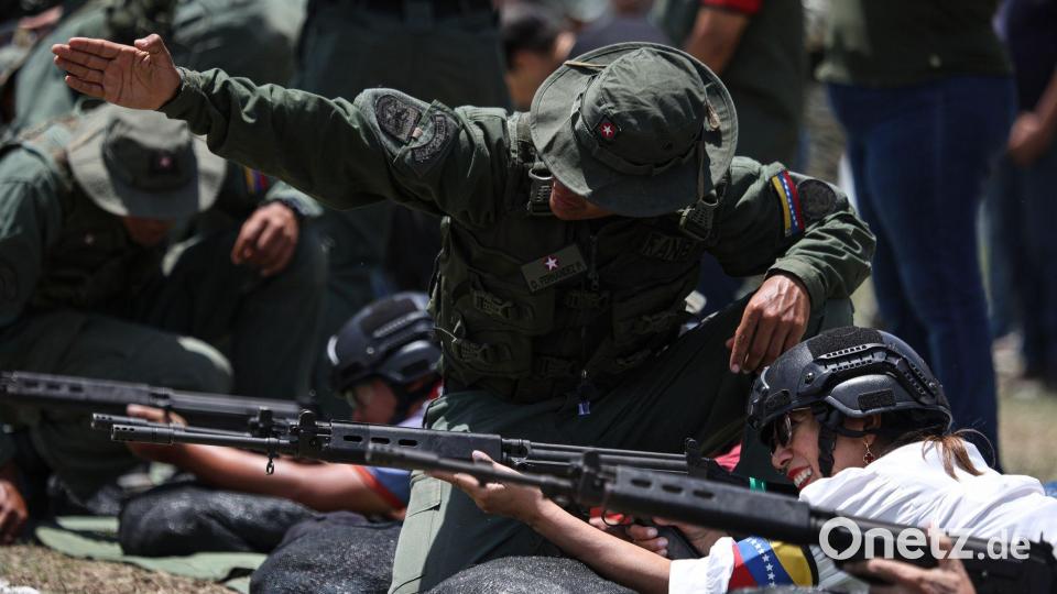 Venezolanische Milizen erhalten militärisches Training Bild: Jesus Vargas/AP/dpa