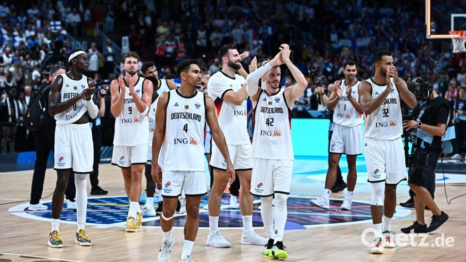 Deutschlands Basketballer feiern den Finaleinzug bei der EM. Bild: Stefanos Kyriazis/ZUMA Press Wire/dpa