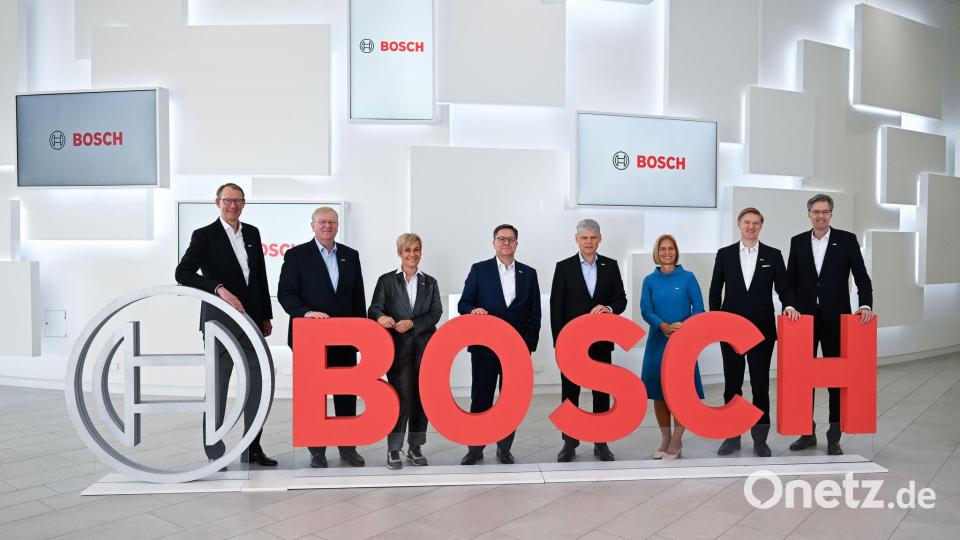 Sie haben Sparmaßnahmen in Milliardenhöhe angekündigt: Arbeitsdirektor Stefan Grosch (4.v.l.) und Mobilitätschef Markus Heyn (r). (Archivbild) Bild: Bernd Weißbrod/dpa