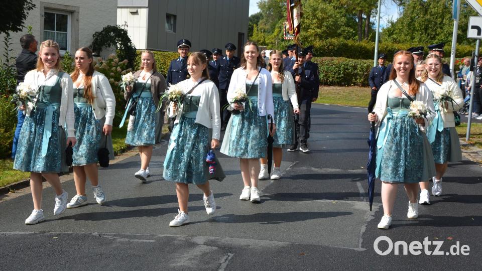 Die Festdamen in ihren schmucken Dirndl waren der Blickfang des Umzugs. Bild: jr