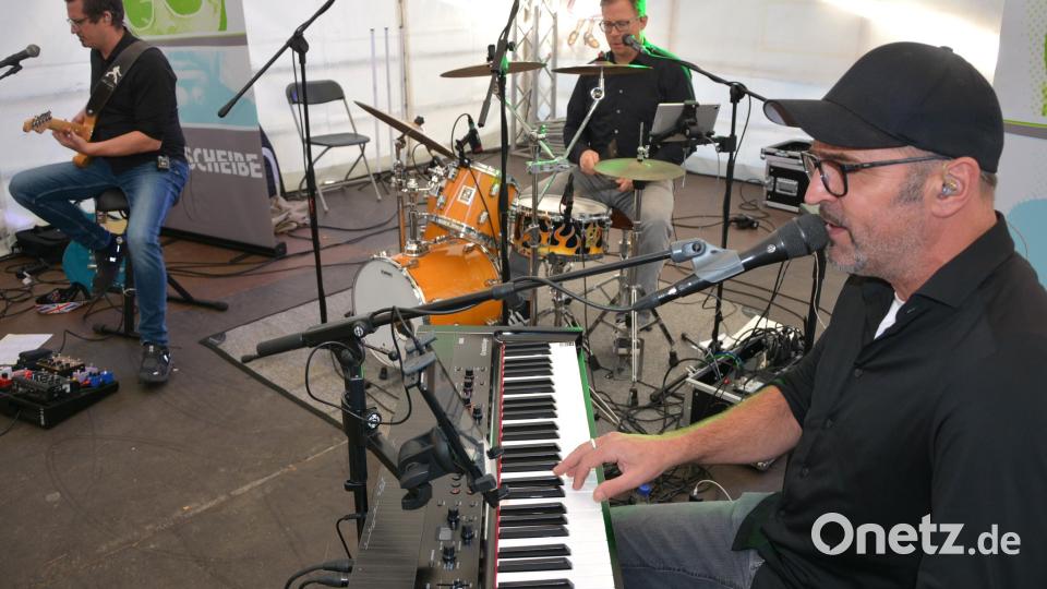 Das Trio „Bändscheibe“ mit (von links) Dr. Michael Rüth, Andreas Bauer und Menno Stuifmeel sorgte am Sonntagnachmittag für rockige Klänge beim Tirschenreuther Oktoberfest. Bild: jr