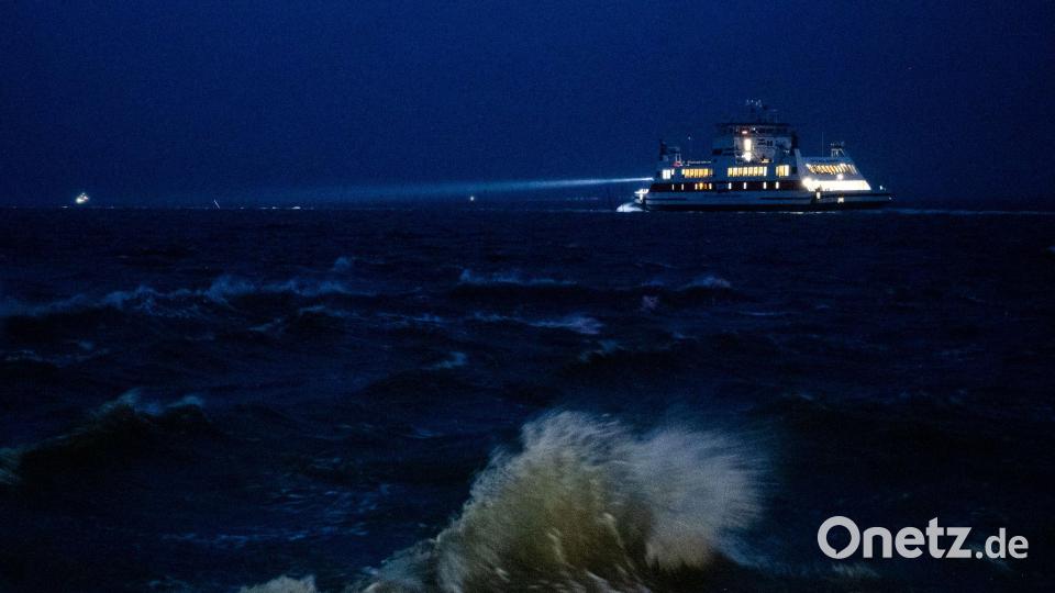 Der Sturm hat auch Auswirkungen auf den Fährverkehr. Bild: Daniel Bockwoldt/dpa