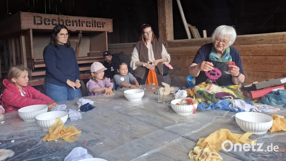 Die Filzerin bringt die Kinder, die ihr zuschauen, zum Staunen. Bild: jua