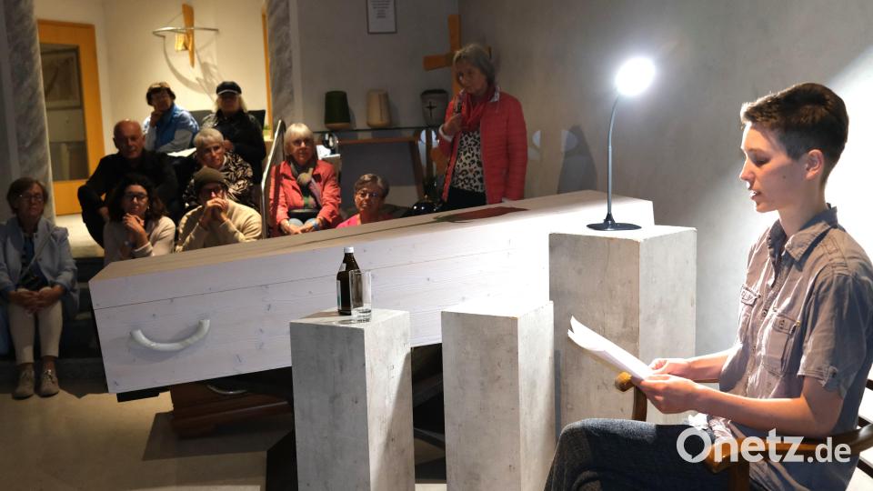 Zwischen Särgen und Urnenstelen erzählte Autorin Theresa Klinz die Geschichte einer fragilen Beziehung. Bild: Hirsch