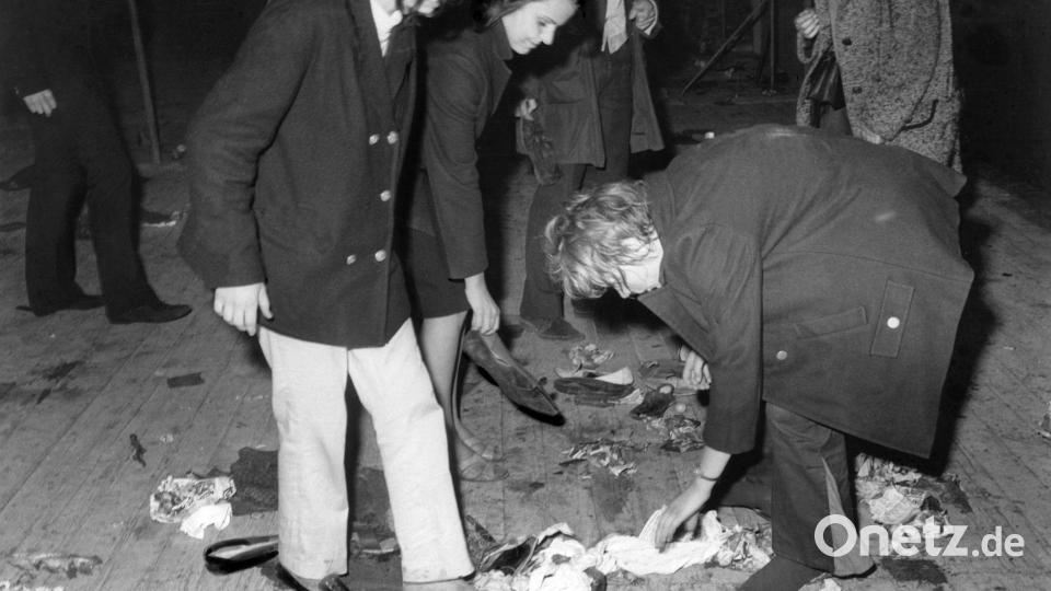 Jugendliche sammeln Schuhe ein, die sie auf die Bühne geworfen haben. (Archivbild) Bild: Konrad Giehr/dpa