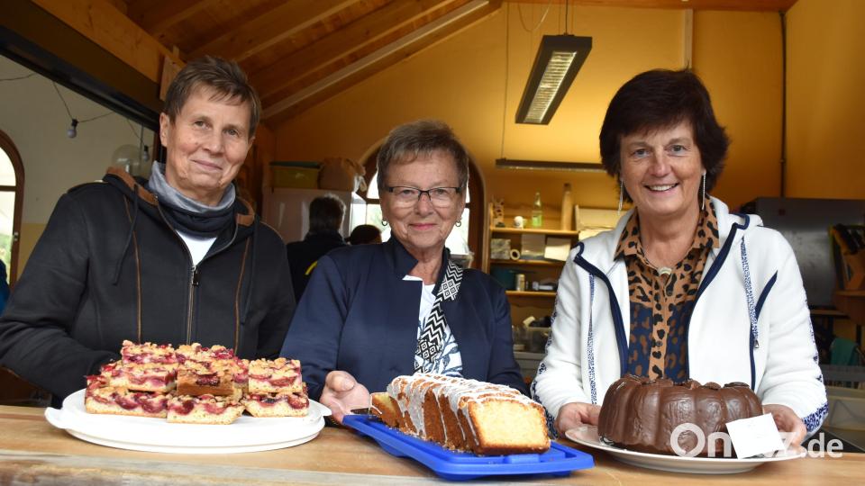 Die Ehefrauen der Mitglieder des MGV Bärnau sorgten in der Pause für den Gaumenschmauß. Bild: ubb