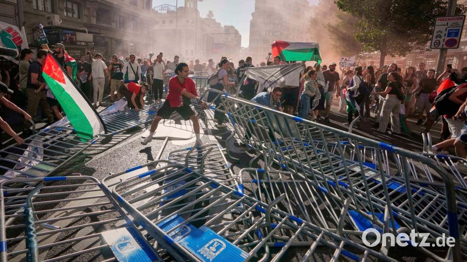 Demonstranten blockieren die Straße, um die einundzwanzigste Etappe des spanischen Radrennens inMadrid zu stören. Bild: Manu Fernandez/AP/dpa