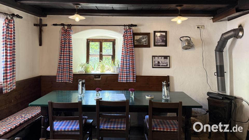 Auch als "kleinstes Wirtshaus der Oberpfalz" bekannt: Beim Bürstenbinder in Kallmünz gibt es nur drei Tische. Bild: Hohlheimer