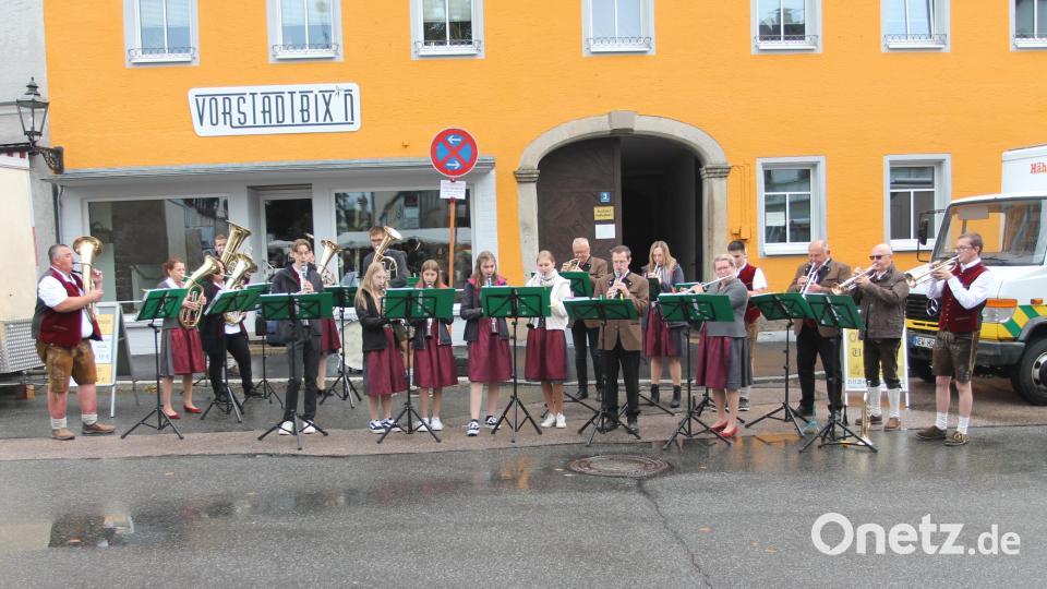 Der Regen hat Pause, und so kann die Stadtkapelle Pleystein aufspielen. Bild: pi