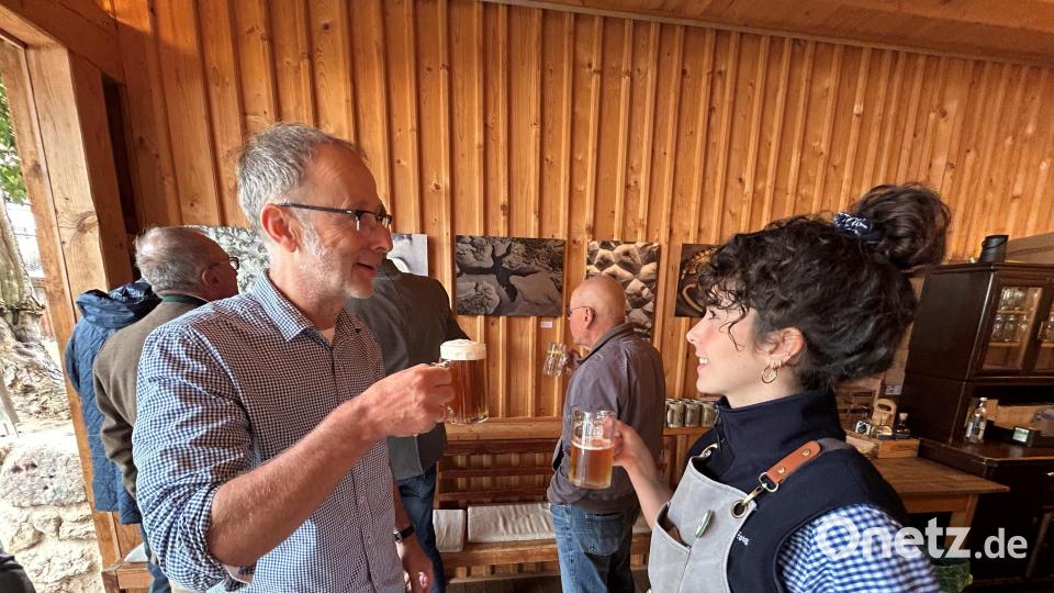 Reinhard Fütterer und seine Tochter Johanna stoßen am Sonntagvormittag auf ihre Ausstellung &quot;Zoigl im Strom der Zeit&quot; an. Die Bilder auf Alu-Dibond zeigen auf besondere Art und Weise die Prozesse des Bierbrauens. Bild: ck