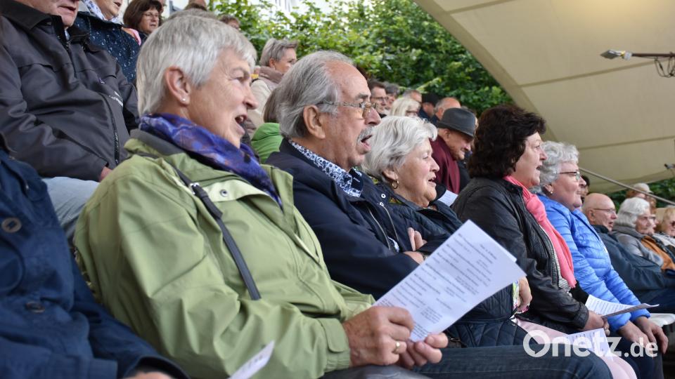 Im Publikum wurde bei manchen bekannten Volksliedern kräftig mitgesungen. Bild: ubb