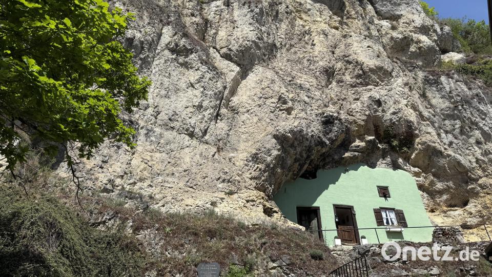 Mitten in der Felswand befindet sich das sogenannte "Haus ohne Dach". Dabei handelt es sich um eine Wohnhöhle. Bild: Hohlheimer