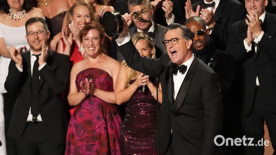Stephen Colbert und sein Team von „The Late Show with Stephen Colbert“ gewannen den Preis für die beste Talkshow. Bild: Chris Pizzello/Invision/AP/dpa