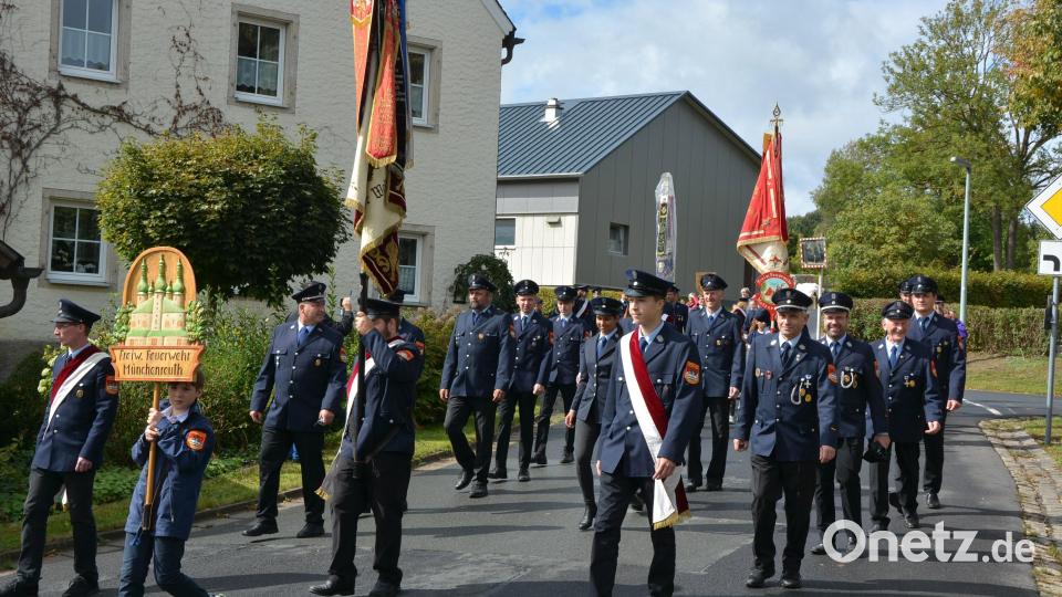 Mehr als 30 Vereine nahmen Festzug zum 150-jährigen Bestehen der Feuerwehr Groschlattengrün teil. Bild: jr