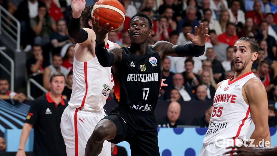 Dennis Schröder zieht gegen Cedi Osman und Kenan Sipahi aus der Türkei zum Korb. Bild: Matthias Stickel/dpa