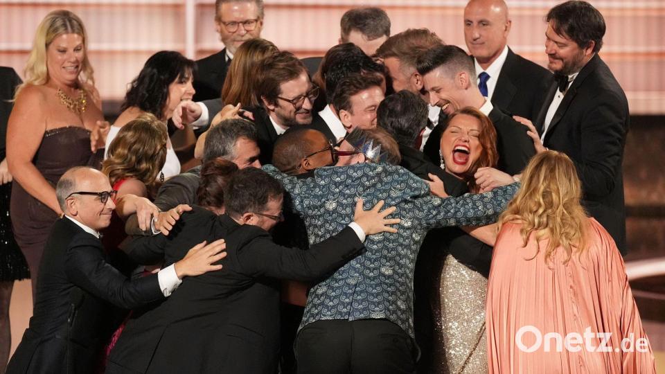 Gewonnen! Stephen Colbert und sein Team von „The Late Show with Stephen Colbert“ im Siegestaumel. Bild: Chris Pizzello/Invision/AP/dpa
