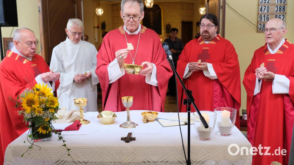 Mit Weihbischof Dr. Josef Graf (Bildmitte) feierten in Konzelebration Stadtpfarrer Johannes Bosco (2.v.re.), Monsignore Andreas Uschold (re), Monsignore Ludwig Gradl (li) und Pastoralreferent Alfred Kick (2.v.li.) den Festgottesdienst. Bild: do