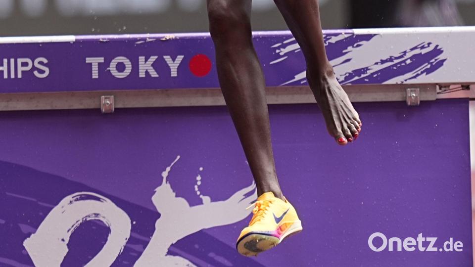 Mehr als 2.500 Meter mit nur einem Schuh unterwegs: Daisy Jepkemei. Bild: Michael Kappeler/dpa