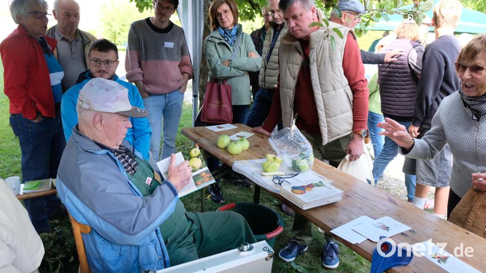 Vor dem Beratungspavillon des Pomologen Michael Altmann standen Wissbegierige Schlange. Bild: do