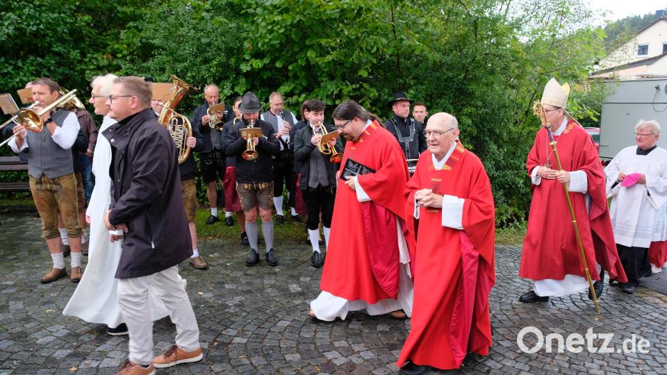 Der Festtag begann, begleitet von der Stadtkapelle, mit einem kurzen Kirchzug des liturgischen Dienstes. Bild: do