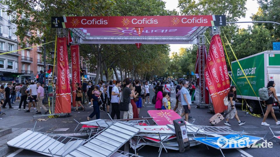 Vuelta im Chaos: Umgeworfene Absperrgitter liegen auf der Strecke Bild: Ignacio Lopez Isasmendi/ZUMA Press Wire/dpa