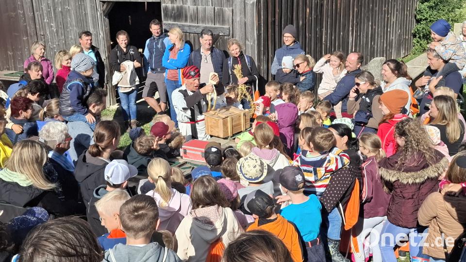 Zauberer &quot;Fabellini&quot; wirkt beim Familientag im Freilandmuseum Oberpfalz wie ein Magnet auf die vielen Kinder. Bild: jua