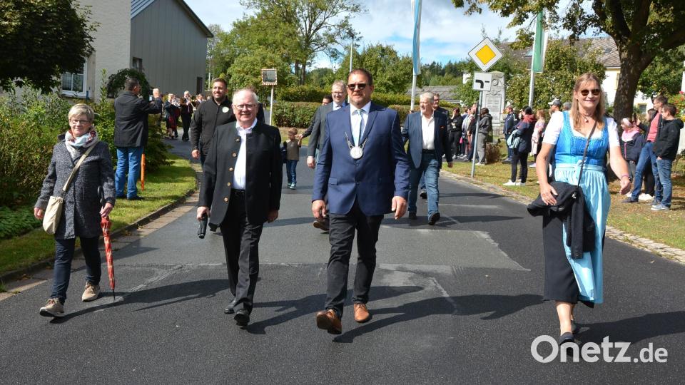 Mit dabei waren die Repräsentanten der Gemeinde Pechbrunn mit (von links) Isgard Forschepiepe, Alt-Bürgermeister Ernst Neumann, Bürgermeister Stephan Schübel und und Ute Döhler. Bild: jr