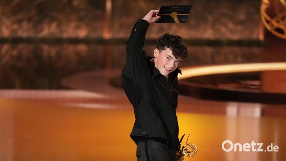 Owen Cooper aus „Adolescence“ ist jetzt der jüngste Mann, der je einen Schauspielpreis bei den Emmys gewann. Bild: Chris Pizzello/Invision/AP/dpa