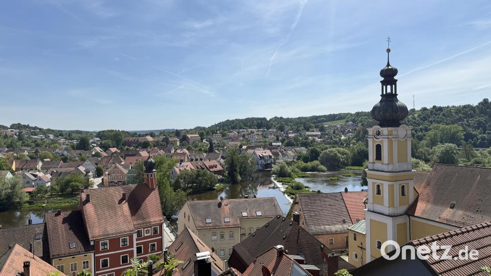 Blick beim Abstieg der Burgruine auf die Kirche und die Naab. Bild: Hohlheimer
