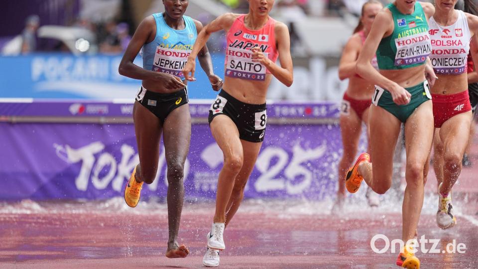 Daisy Jepkemei (l) aus Kasachstan kämpfte sich mit einem Schuh ins Ziel. Bild: Michael Kappeler/dpa
