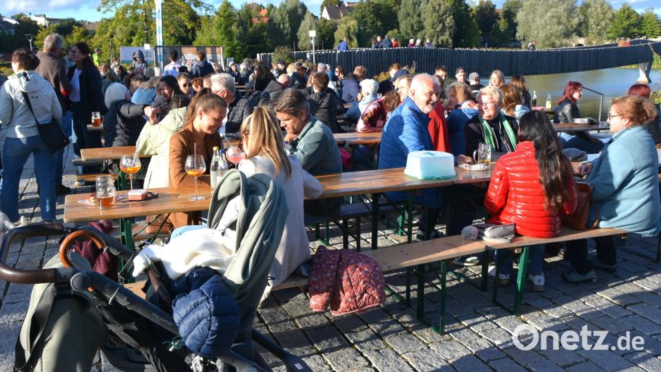 Viele nutzten das schöne Wetter und genossen den Oktoberfesttrubel im Freien. Bild: jr